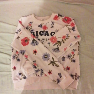 Sweatshirt  - Säljer min magtröje sweatshirt från H&M för den har blivit för liten. Har blivit använd nå fåtal gånger. Kontakta för fler bilder. 