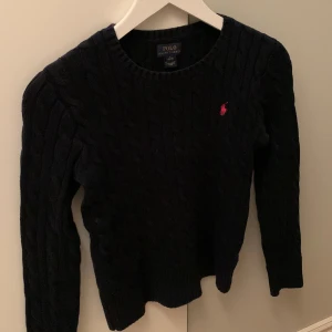 Kabelstickad tröja - Marinblå kabelstickad tröja från Ralph Lauren i mycket fint skick💙💙