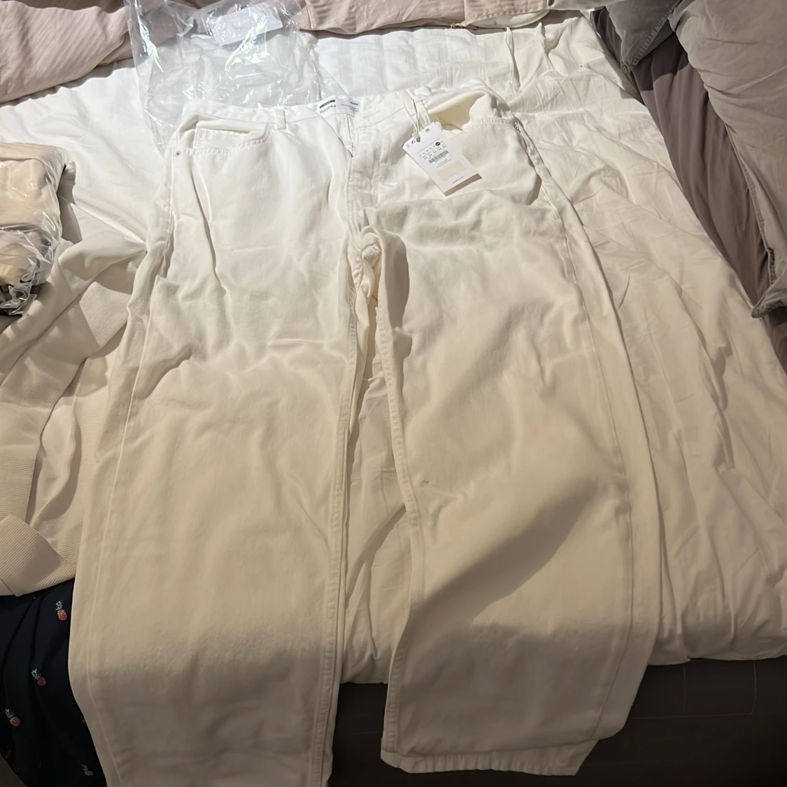 Bershka - Gräddvita baggy jeans i oversize - 91