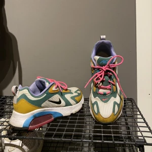 Nikesneakers - säljer dessa Nike sneakers som tyvärr är för små för mig! 39 i skorna men mer 38-38,5! Befintligt skick men kan absolut putsas upp! 🌈