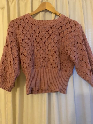 Stickad kortärmad  - Stickad kortärmad tröja, använd Max 5 gånger. Köpt för 299