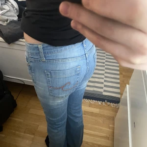 Crocker bootcut jeans - Aldrig använt dom.. de är lite långa för mig, de är midrise waist:30 lenght:34  midjemåttet ca 36cm