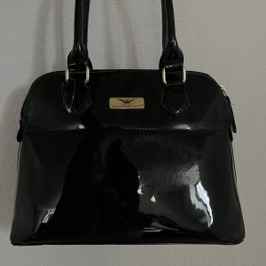 Svart handväska - Svart Fashion Only väska, fint skick men några repor på lacket. Banden är 22 cm långa och väskan är 38cm bred, 28cm hör och 15,5cm djup. Obs det finns små fläckar inuti den men ingenting som syns om man inte tittar nära 🖤🎂