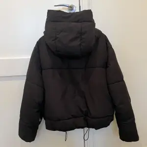 Svart Puffer Jacket från Zara med luva❤️! Bara använd fåtal gånger så i superbra skick!! Stl xs men passar nog xs-m (stor i stl)