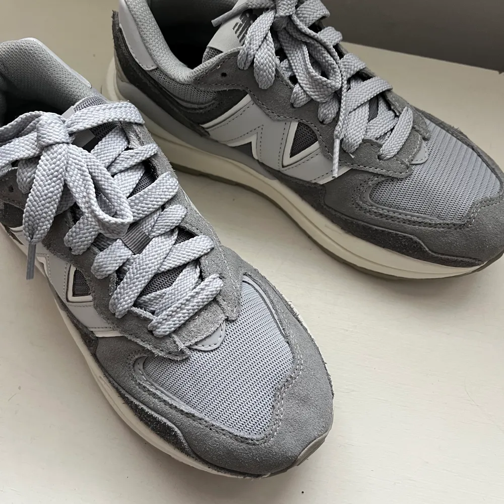 Helt oanvända New Balance sneakers i populära M5740-modellen i grå färg, storlek 40.. Skor.