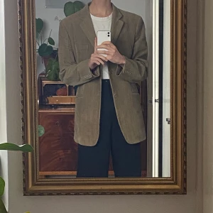 ocersized beige kavaj - jättefin beige oversized kavaj i manchester! inga fläckar eller skador som jag kan se! 