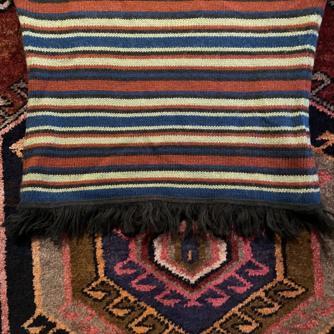 Multifärgad stickad tröja med fransar - 91