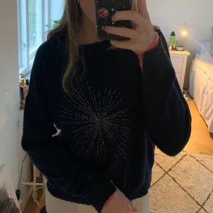 Sååå cool zadig tröja - Zadig tröja i 100% kashmir som är använd 2 ggr endast så i super fint nyskick! Köptes för 2800kr !