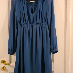 Gravidklänning HM S - Blågrön gravidklänning från HM Mama i storlek S. Skirt, tunnt tyg över i ärmarna och resten av klänningen har ett undertyg. Resår under bysten. Jättefin färg och smickrande klänning för gravida.  Sparsamt använd av mig. Frakt tillkommer med 49 kr 🌞