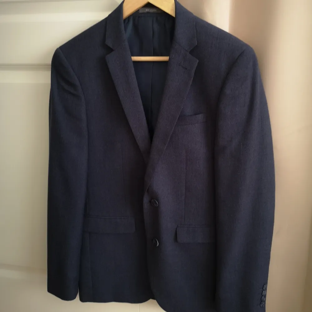 Used, good quality, trousers size slim-fit EUR 40R, blazer size slim-fit EUR 36R. . Kostymer.