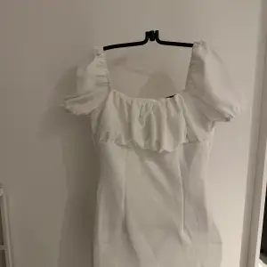 Skolavslutning/studentklänning. Jättefin vit klänning som är använd endast 1 gång. Stl S ❤️‍🔥 man kan även ha den i off-shoulder och den är inte alls genomskinlig 