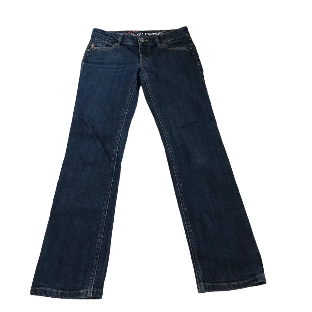 Ett par snygga jeans i märket edc by esprit. Jeansen är lågmidjade med midjemåttet: 38cm och innebenslängden: 73cm. Jeans & Byxor.