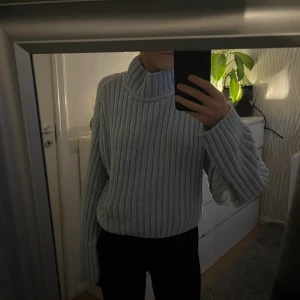 Stickad tröja - Blå tjocktröja från hm, köparen står för frakten