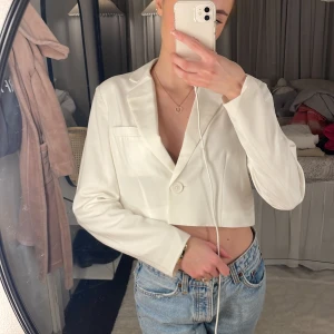 Blazer  - Vit Croppad blazer från nelly. Använd 1 gång! 💖