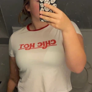 Chic hot-Mellan lång tröja! - Skick: Andvänd men i gott skick.  Märke: H&M.   Storlek: M.  Nypris: 99kr.  Mitt pris: 50kr