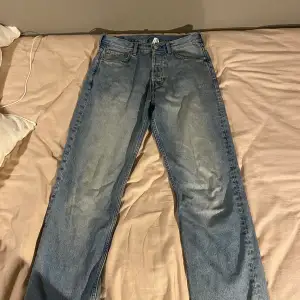 Säljer dessa Weekday Space jeans i storlek 30/32 