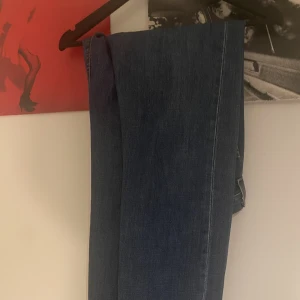 Baggy jeans - Blå jeans från Lewis köpta second hand men känns och ser nya ut💫
