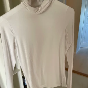 Vit polotröja - Säljer min vita polotröja i storlek S💗 använd fåtal gång och i bra skick💗