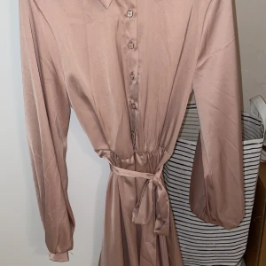 Silkes klänning  - Säljer min klänning då den inte kommer till användning jätte fin och skönt material den är endast testad 