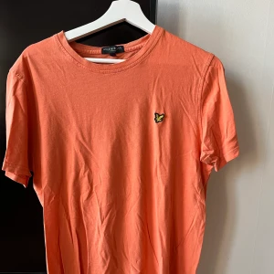 Lyle & Scott Vintage t-shirt Strl L - Skön tisha men ska göra mig av med massa kläder. Ett litet hål längst ned på framsidan, zooma in på första bilden!