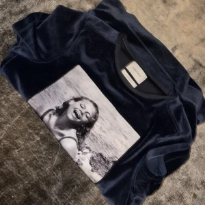 Limitato t-shirt - En exklusiv limitato t-shirt i velour, box tillkommer.