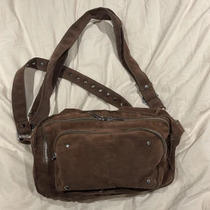 Väska från Noella  - En fin och rymlig väska från Noella, i sammetmaterial. 