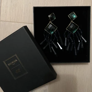 BALMAIN PARIS X H&M örhängen 💚🖤 - Säljer mina BALMAIN PARIS X H&M örhängen - ett av mina favorit samarbeten ifrån H&M 💚🖤