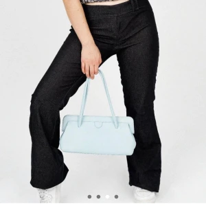 Så snygga Y2K jeans utan fickor - Bra lång på mig som är 173, jeans/kostymbyxor. De är lite grå/blå i ett skönt material. Formar kroppen superfint, köpt av en depopsäljare i Spanien 