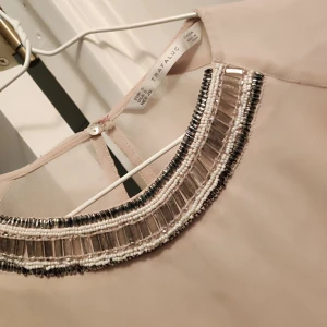 Fin top stl Medium - Söt top  som knappt är använd.  Köpt på zara . Kan skickas om köparen betalar frakt. 