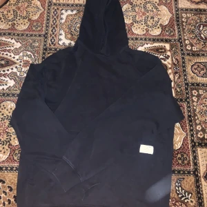Yoke hoodie storlek M, nyskick  - Snygg hoodie, använd men nyskick. Köpare står för frakt. 