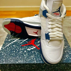 Jordan 4 midnight navy - Helt nya as grymma jordan 4 midnight skor som släpptes bara för någon vecka sedan. Riktiga skor och jag har kvitto från min vinst i nike snkrs appen. Strlk 43 som är en väldigt eftertracktad storlek.