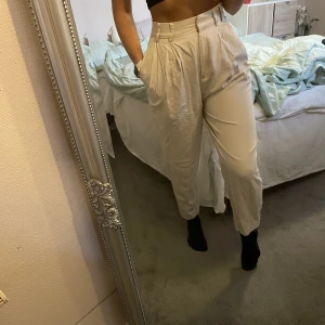 Tygbyxor - Supersnygga Tygbyxor från weekday som tyvärr är lite för små för mig. Storlek 38. Väldigt sparsamt använda 🥰