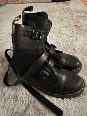 Dr Martens - Unika och coola dr Martens. Perfekt nu till höst och vinter. Använda men i väldigt fint skick 