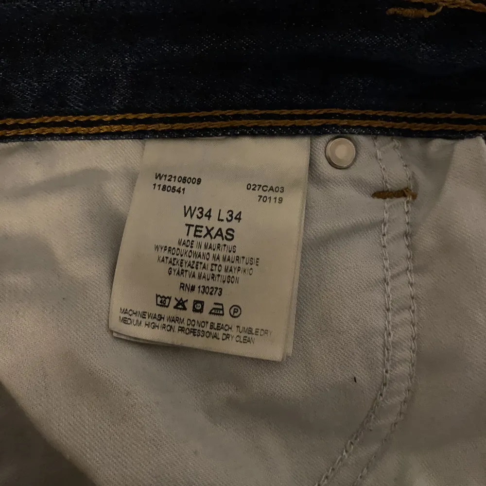 Säljer mina älskade Wrangler Texas Jeans i fint skick. W 34 L34 men ganska små i storleken. Köpta för 799:- på Jeans Uno i Stockholm. Möts upp i Stockholm, annars står för frakten, fler bilder finns☺️📦. Jeans & Byxor.