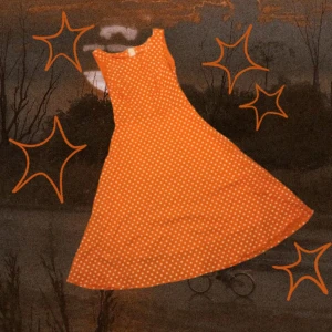 Prickig klänning strl s/xs  - Fin prickig orange klänning jag köpt second hand som tyvärr inte kommer till användning. Har själv aldrig använt den och den är i väldigt gott skick. Jag skickar gärna fler bilder och hör av dig om du har några frågor :D Frakt tillkommer.