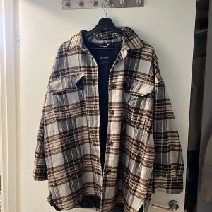 Flanell jacka - Höstjacka, lagom tunn funkar att ha tjocktröja eller liknade under. Fickor på framsida och sidorna.