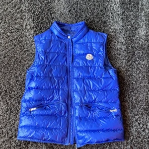 Moncler väst  - Skick 8/10 tar emot byten j4 midnight navy 