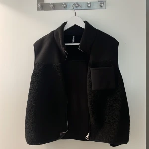 Teddy väst - En Teddy väst, liten i storleken. Fickor på framsidan och på sidorna.Knappt använd 