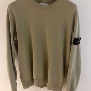 Stone island collage - Säljer min stone island tröja eftersom den har blivit för liten.  bra skick. Pris kan diskuteras