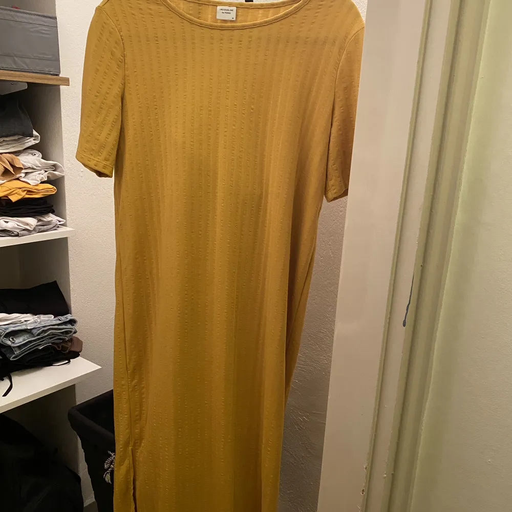 En gul, lite längre klänning från Jacqueline de yong i storlek M. Aldrig använd. Köparen står för frakten. . Klänningar.