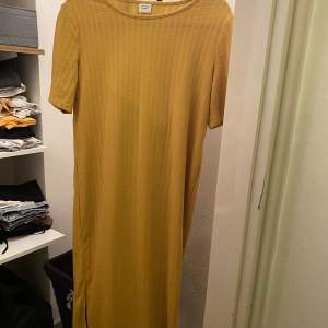 En gul, lite längre klänning från Jacqueline de yong i storlek M. Aldrig använd. Köparen står för frakten. 