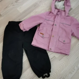 Vindbyxa-vindjacka - Fint skick! Vindjacka och vindbyxa stl.92. 50kr för allt.