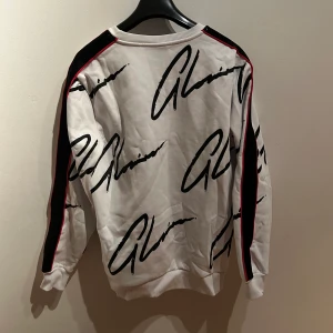 Glorious Gangster  - Säljer min  Glorious Gangster tröja som är andvänd en gång och är bra skick! Köpt på zalando och kvitto finns. Storlek M/L och säljer för 250