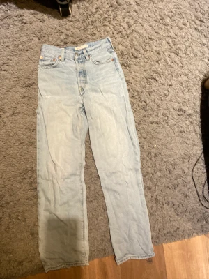 Levis jeans - Litet hål och liten fläck