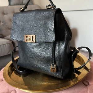 Michael Kors ryggsäck  - En fin Micheal Kors ryggsäck i läder, mycket fint skick. Sparsamt använt. Inköpt från USA.  Köparen står för frakten. 