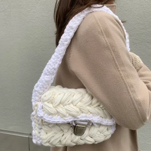 By naemis väskor - By Naemis väskor är alla virkade av 100% återvunnet material♻️✌🏼Väskornagår att få i önskad färg/färger!!🤍🤍 Väskorna görs on demand, hör av er för beställning🤍♻️ Glöm ej kolla vårt flöde för fler modeller och färger♻️🤍✌🏼