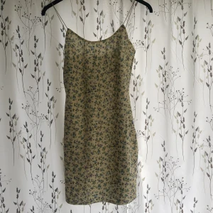 Nelly Klänning  - Superfin gulblommig klänning från Nelly som tyvärr aldrig kommit till användning. Storlek M men ganska liten i storleken så passar även S, aldrig använd med prislappen kvar 💛