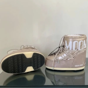 Moonboots - Säljer dessa skitsnygga moonboots då dom tyvärr är för små för mig! Dom kommer i storlek 36-38❤️‍🔥Inte slitna och varsamt använda!