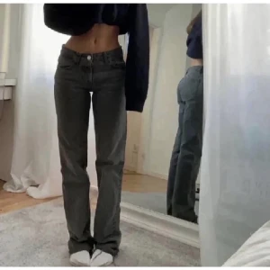Gråa zara jeans - Fint skick💕
