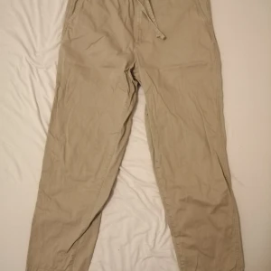 Baggy chinos -  chinos loose fit/ baggy fit skick 8/10. Använt lite i sommaren men inget mycket mer än det. Bra för skating. Pris kan diskuteras